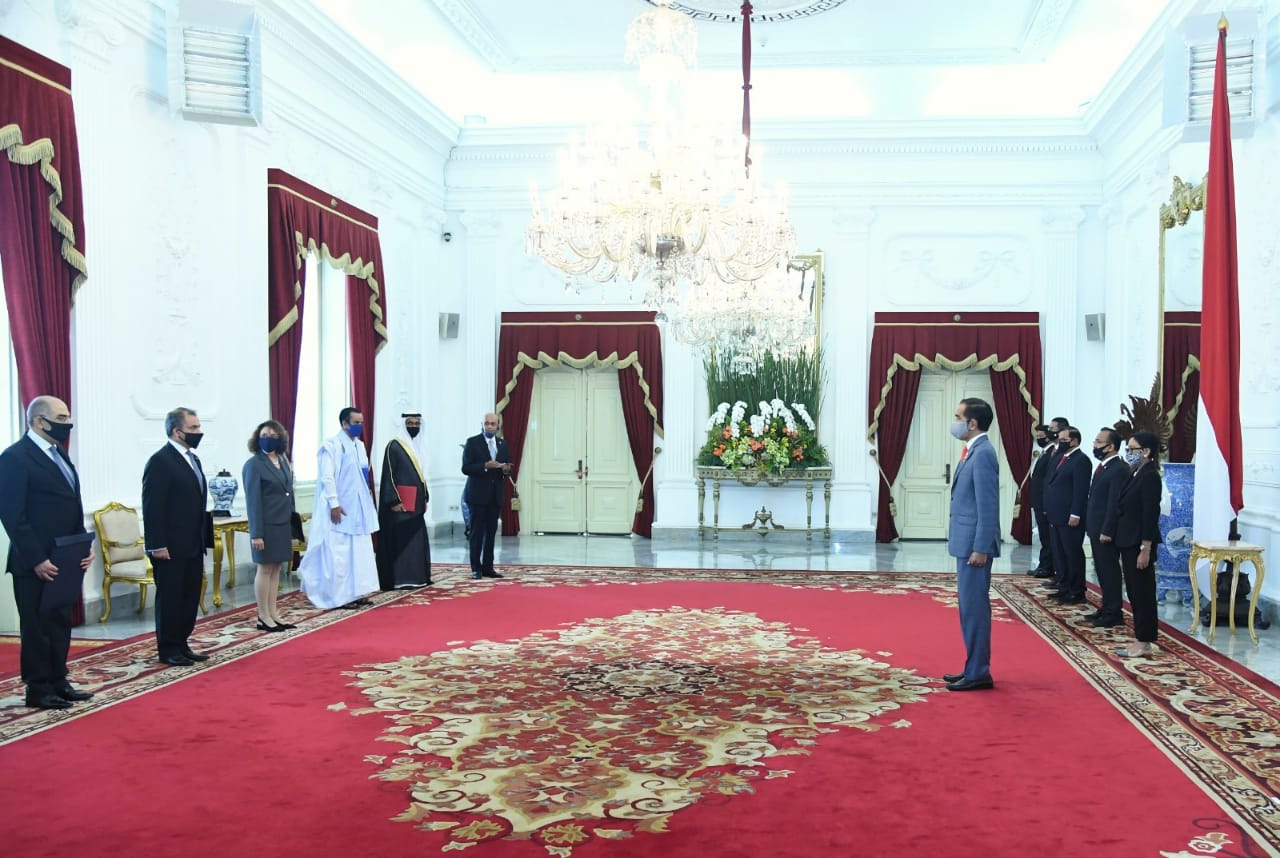 Presiden Joko Widodo saat menerima surat kepercayaan dari 7 duta besar luar biasa dan berkuasa penuh (LBBP) dari negara sahabat pada Rabu, 10 Juni 2020.