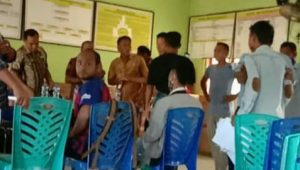 Suasana keributan di Kantor Desa Lobohede, Kecamatan Hawu Mehara, Kabupaten Sabu Raijua.(wacananews.co.id/veri)