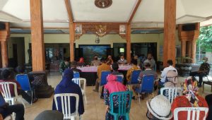 Suasana Audiensi Warga dan Pemilik Gudang di Kantor Desa Bakalan Kecamatan Sumobito Jombang. (wacananews.co.id/tyo)