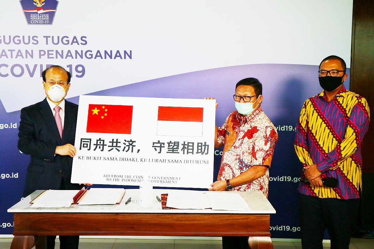 Serah Terima (BAST) Pemberian Bantuan oleh Duta Besar Republik Rakyat Tiongkok (RRT) untuk Indonesia H.E. Xiao (kanan) dan Sekretaris Utama BNPB Harmensyah (kiri) di Media Center Gugus Tugas Percepatan Penanganan Covid-19, Jakarta (5/6) (Humas BNPB/Dume Sinaga).