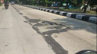 Rusak Berat Bangunan Jalan Nasional Jombang di Keluhkan Pengguna Jalan
