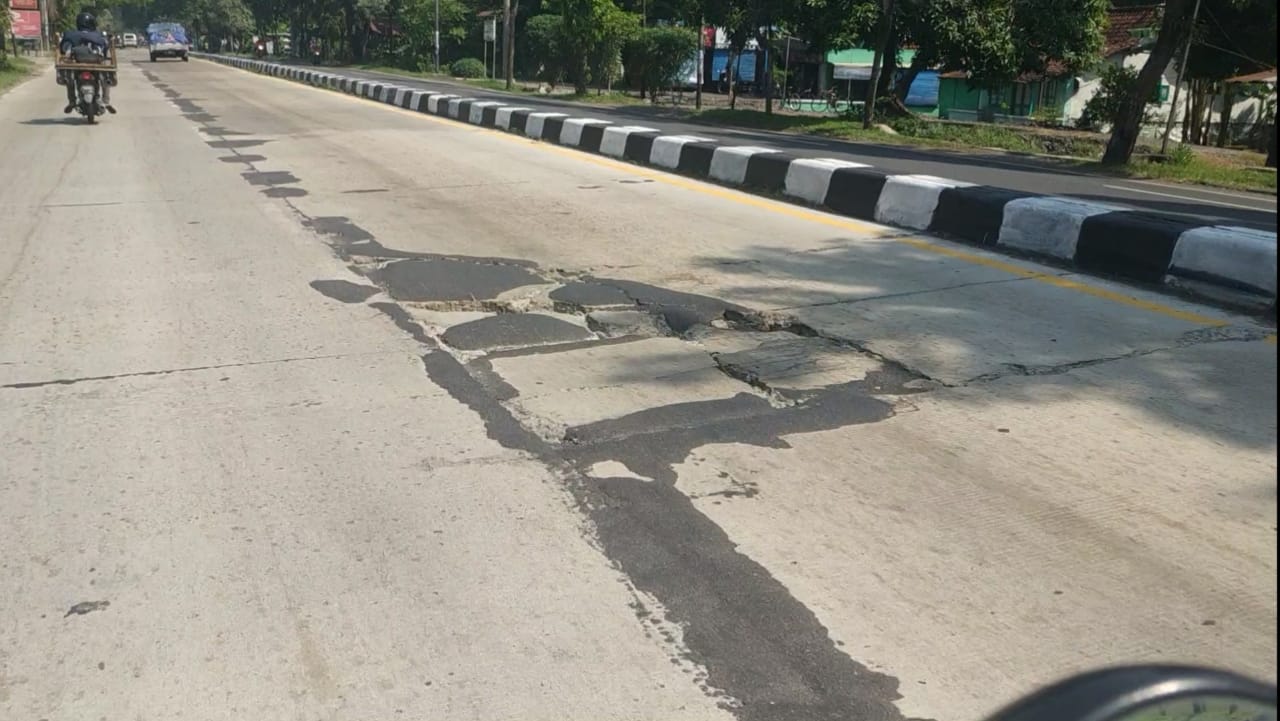 Kondisi Jalan Nasional Jombang berubang dan retak-retak. (wacananews.co.id/tyo)
