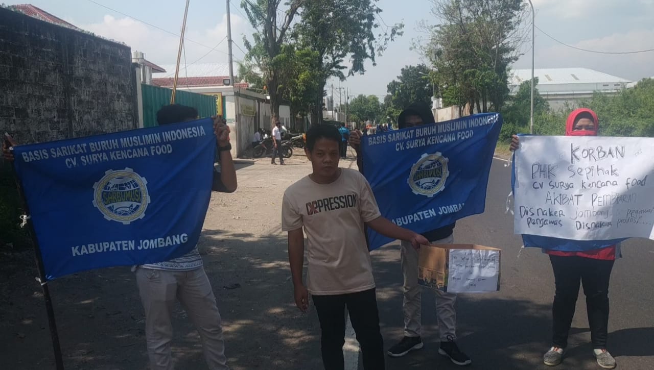 Masa Aksi mengibarkan bendera dan Kotak kardus menggelar aksi di depan Perusahaan. (wacananews.co.id/tyo)