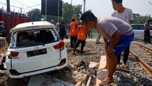 Tanpa Palang Pintu, Lagi Mobil di Jombang Tertabrak Kereta Api