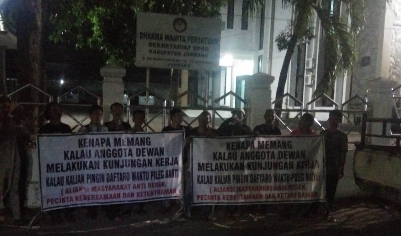 Sekelompok Warga yang demo di Gedung DPRD Jombang pada malam hati.