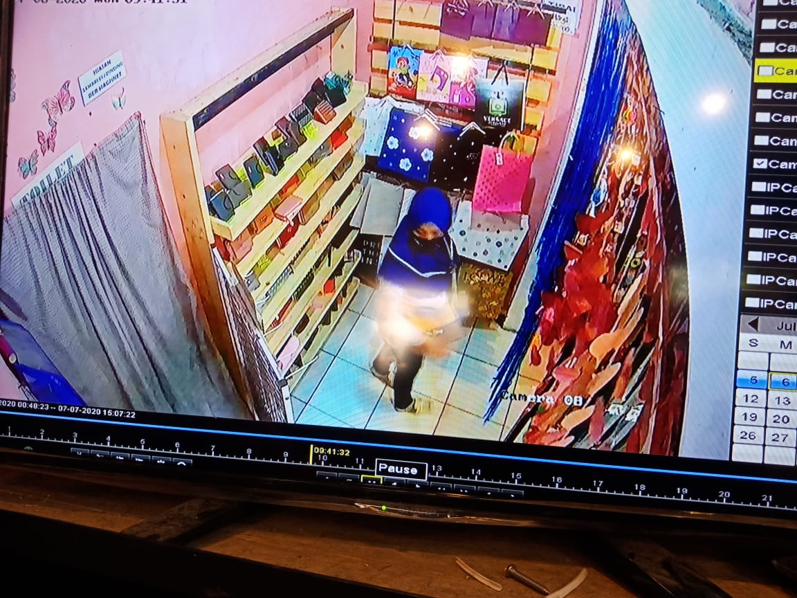 Aksi Pencurian saat terekan CCTV.