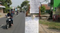 Protes Bansos COVID, Warga Jombang Jalan Kaki Sambil Membawa Poster Ke Kantor Desa