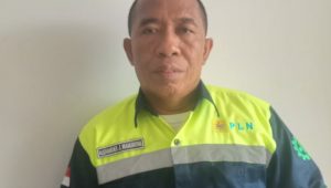 Kepala PT. PLN Persero Cabang Maluku Tenggara, Alexander J Manuhuwa saat di wawancarai.(wacananews.co.id/pas)