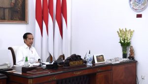 Presiden Jokowi saat memberikan arahan kepada Komite Penanganan Covid-19 dan Pemulihan Ekonomi Nasional melalui rapat terbatas yang digelar melalui konferensi video dari Istana Merdeka, Jakarta, pada Senin, 27 Juli 2020.