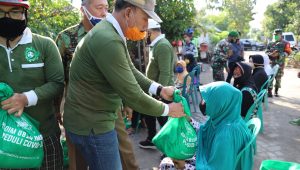 Bantuan Sosial yang diberikan pada saat Goes Sinergitas Covid-19 di Jombang.(wacananews.co.id/tyo)