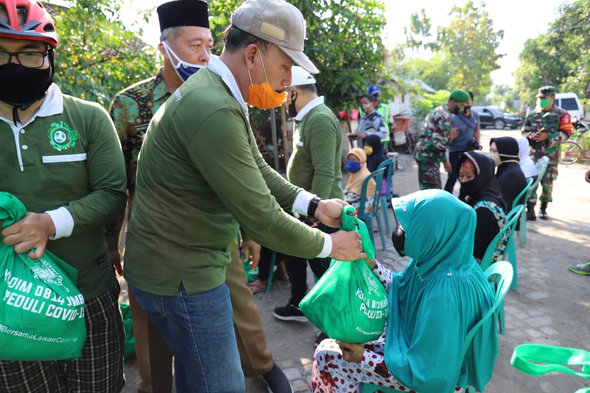 Bantuan Sosial yang diberikan pada saat Goes Sinergitas Covid-19 di Jombang.(wacananews.co.id/tyo)