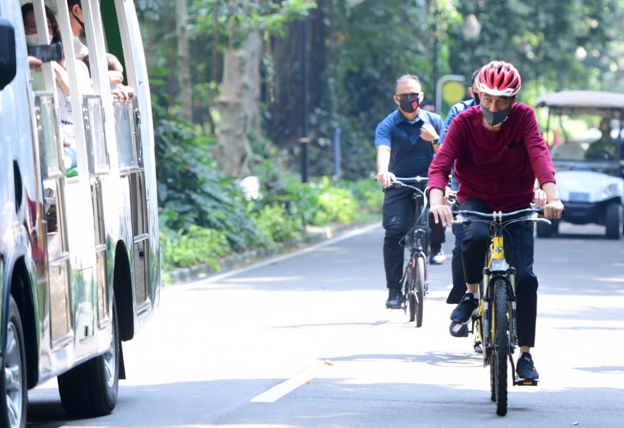 Presiden Jokowidodo saat berorahraga pagi dengan mengayuh sepeda di area Istana Kepresidenan.