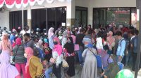 Mengajukan Bantuan UMKM, Ratusan Warga di Jombang Berjubel Tak Hiraukan Physical Distancing