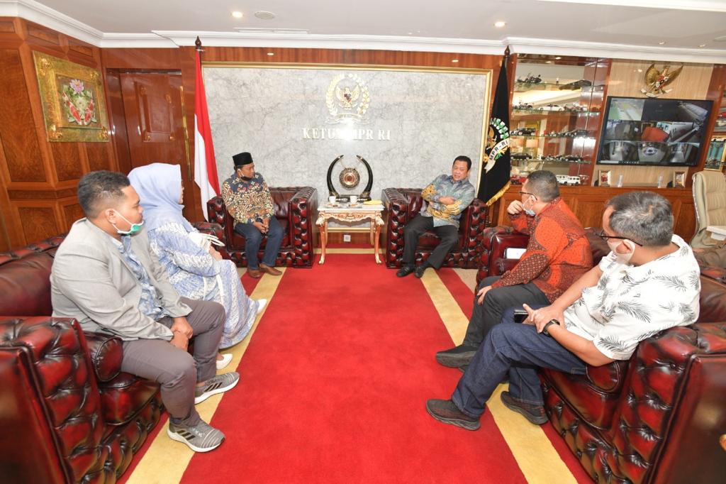 Ketua MPR RI Bambang Soesatyo menemui pengurus Santri Milenial Center (SIMAC), di Ruang Kerja Ketua MPR RI Jakarta.