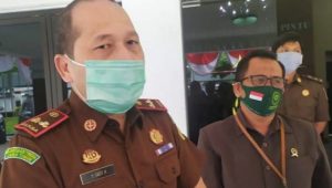 Kajari Jombang Yulius Sigit Kristanto, dan Kepala Pengadilan Negeri Anry Widyo Laksono saat diwawancarai.(wacananews.co.id/tyo)