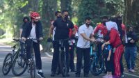 Presiden Jokowi Ditemani Kaesang Gowes dan Bagikan Masker di Kebun Raya Bogor
