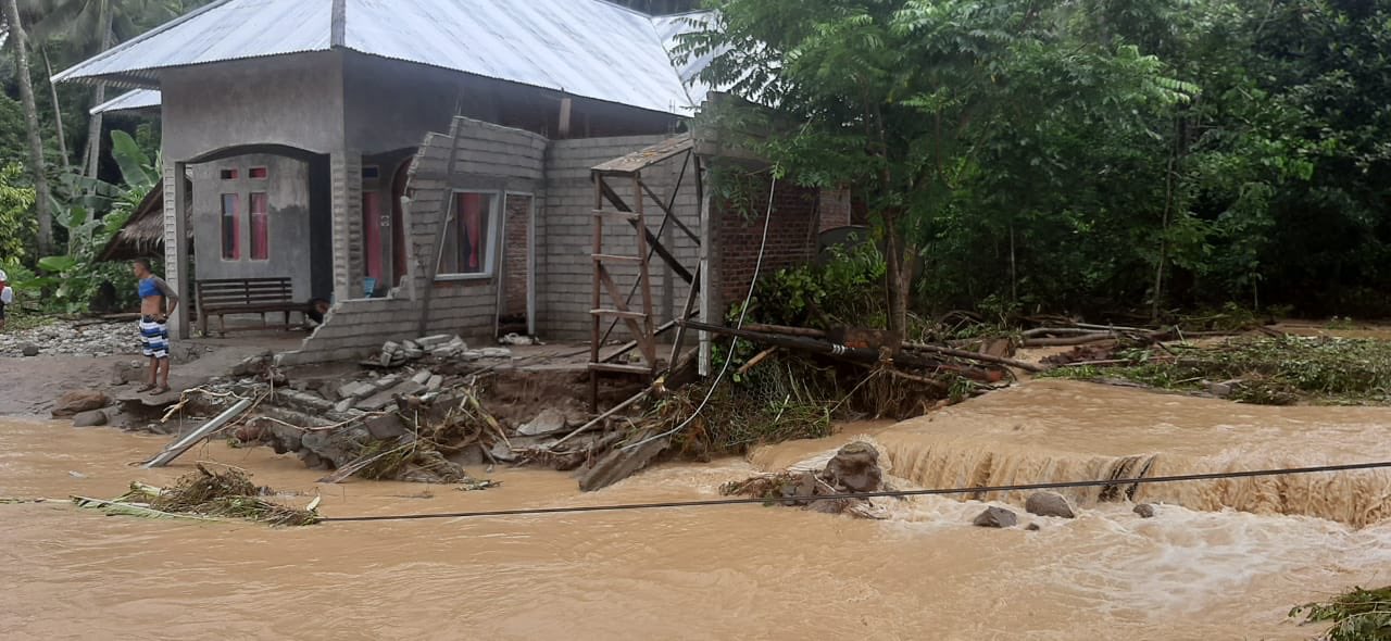 Kondisi banjir menghayutkan rumah warga umah di Kabupaten Bolaang Mongondow Selatan (Bolsel), Provinsi Sulawesi Utara, Sabtu (1/8).
