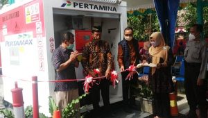Pemotongan Pita simbul peresmian Pertashop oleh Kepala Desa Purisemanding Kecamatan Plandaan Kabupaten Jombang.(wacananews.co.id/tyo)