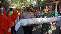 Bawa Pocong Korban Covid-19, Anggota TNI dan Kepolisian di Jombang Ingatkan Warga