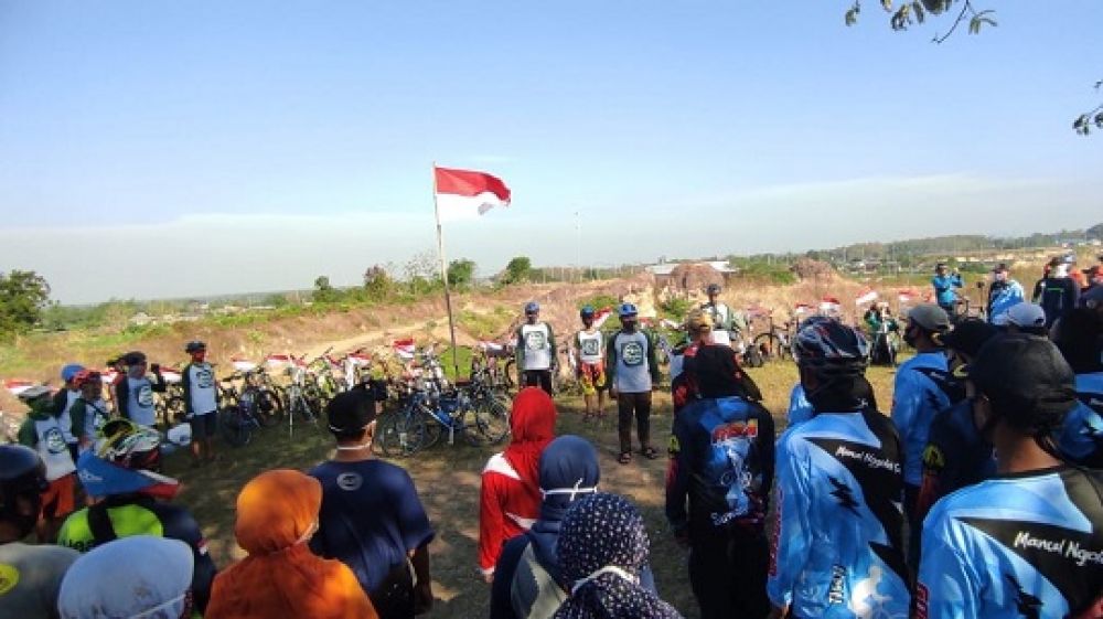 Upacara Bendera yang dilakukan Komunitas Pesepeda di bekas Galian C di Jombang.(wacananews.co.id/tyo)