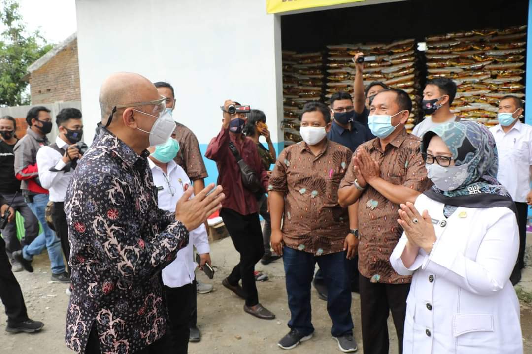 Rombongan Menteri Koperasi dan UKM Republik Indonesia Teten Masduki saat di sambut Bupati Jombang.(wacananews.co.id/zan)