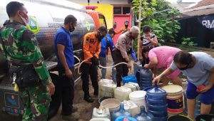 Tim Reaksi Cepat (TRC) BPBD Kabupaten Bogor mendistribusikan bantuan air bersih kepada warga terdampak kekeringan. (BPBD Kabupaten Bogor)