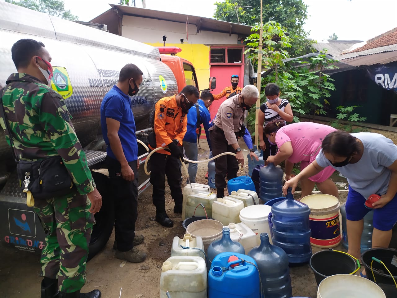 Tim Reaksi Cepat (TRC) BPBD Kabupaten Bogor mendistribusikan bantuan air bersih kepada warga terdampak kekeringan. (BPBD Kabupaten Bogor)