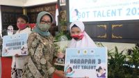 Bupati Jombang Menyerahkan Trophy Penghargaan Kepada Pemenang Children Got Talent 2020