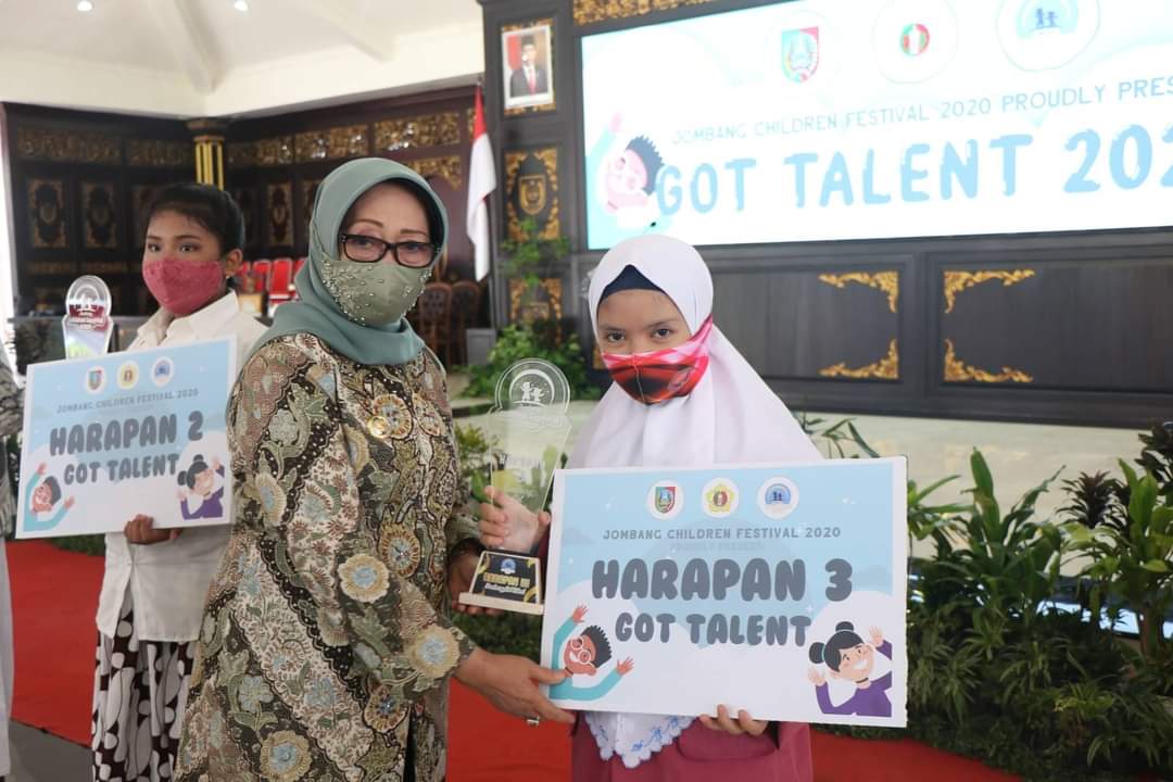 Bupati Jombang Hj. Mundjidah Wahab saat menyerahkan penghargaan Pemenang Jombang Children Got Talent 2020.