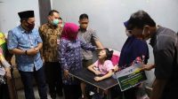 Bupati Jombang Serahkan Bantuan Sepatu AFO Kepada 5 Anak Berkebutuhan Khusus