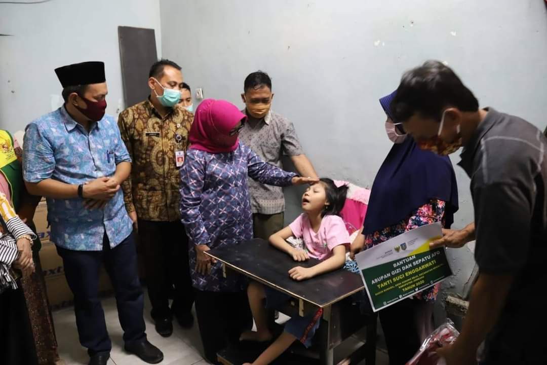 Bupati Jombang Hj Mundjidah Wahab saat menyerahkan Bantuan Sepatu AFO kepada anak berkebutuhan khusus.