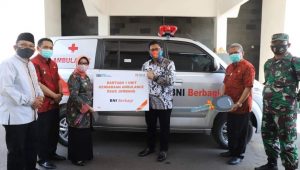 Penyerahan bantuan Mobil ambulance dari pimpinan BNI 46 Cabang Jombang, Priyo Purwono kepada Bupati Jombang Hj. Mundjidah Wahab.