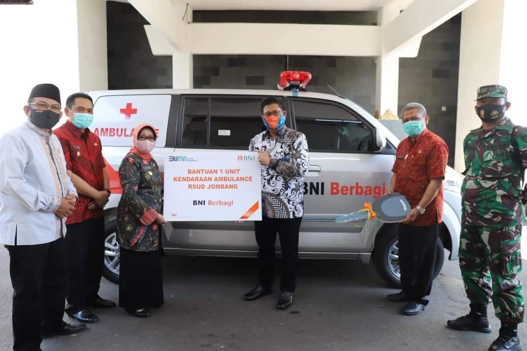 Penyerahan bantuan Mobil ambulance dari pimpinan BNI 46 Cabang Jombang, Priyo Purwono kepada Bupati Jombang Hj. Mundjidah Wahab.