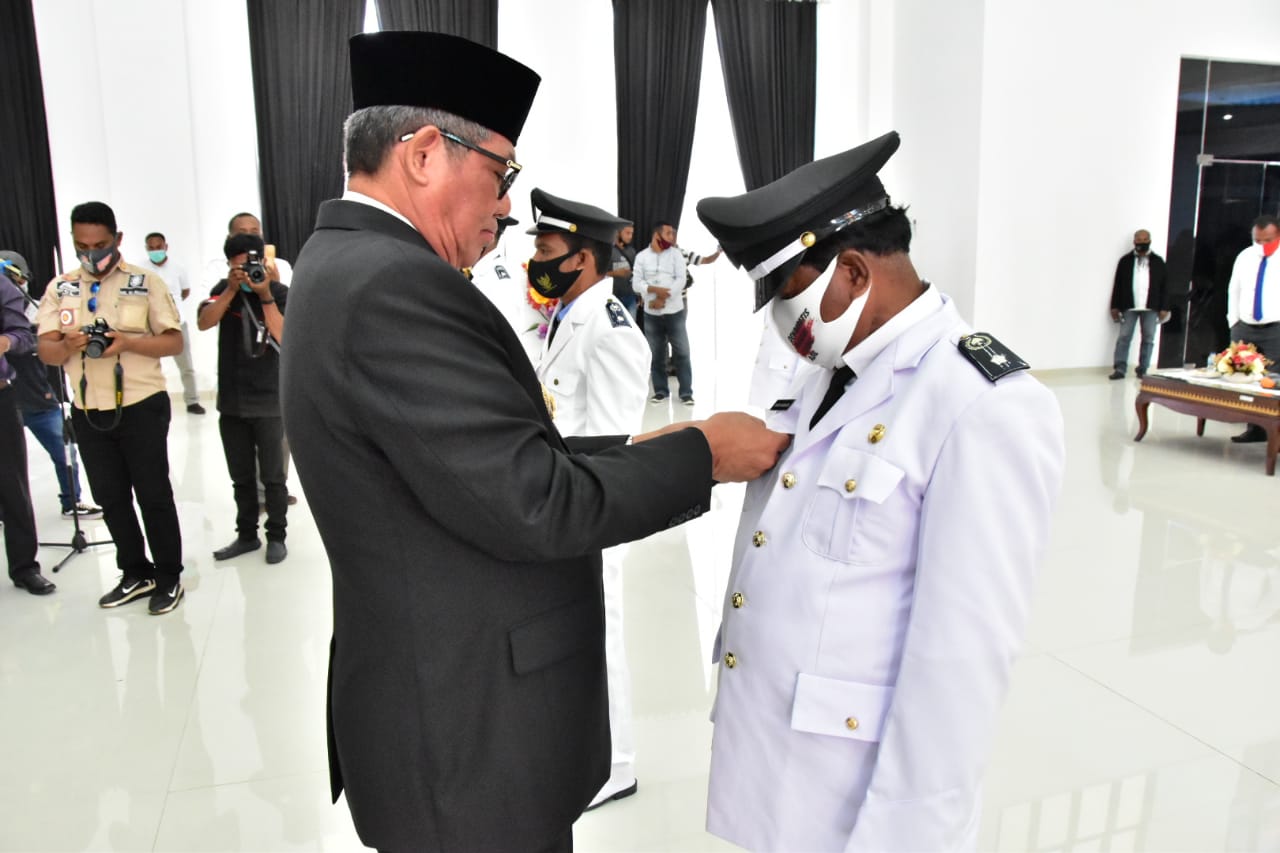 Bupati Maluku Tenggara, Drs. H. Taher Hanubun saat melantik Kepala Ohoi (Desa) di Aula Kantor Bupati.(wacananews.co.id/pas)