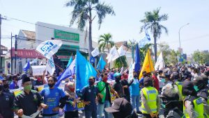 Tolak Omnibus Law, Ratusan Buruh Demo DPRD Jombang