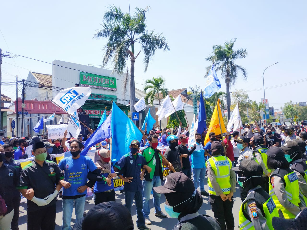 Demo buruh jombang tolak omnibus law