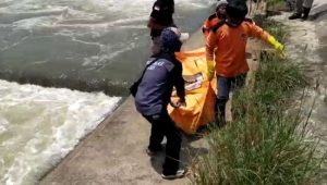 Sosok Mayat Ditemukan Mengambang di Dam Karet Jombang