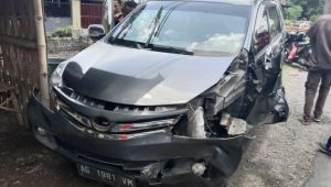 Hiraukan Jarak Aman Berkendara, Avanza Tabrak Brio di Jombang