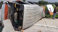Minibus Pecah Ban dan Terguling di Tol Jombang, Satu Penumpang Tewas