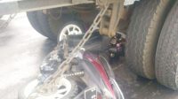 Diduga Selip, Seorang Pengendara Sepeda Motor Asal Jombang Terlindas Truk Gandeng