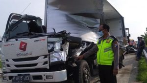 Kurang Jaga Jarak, Kecelakaan Terjadi di Tol JoMo Kondisi Rusak Parah