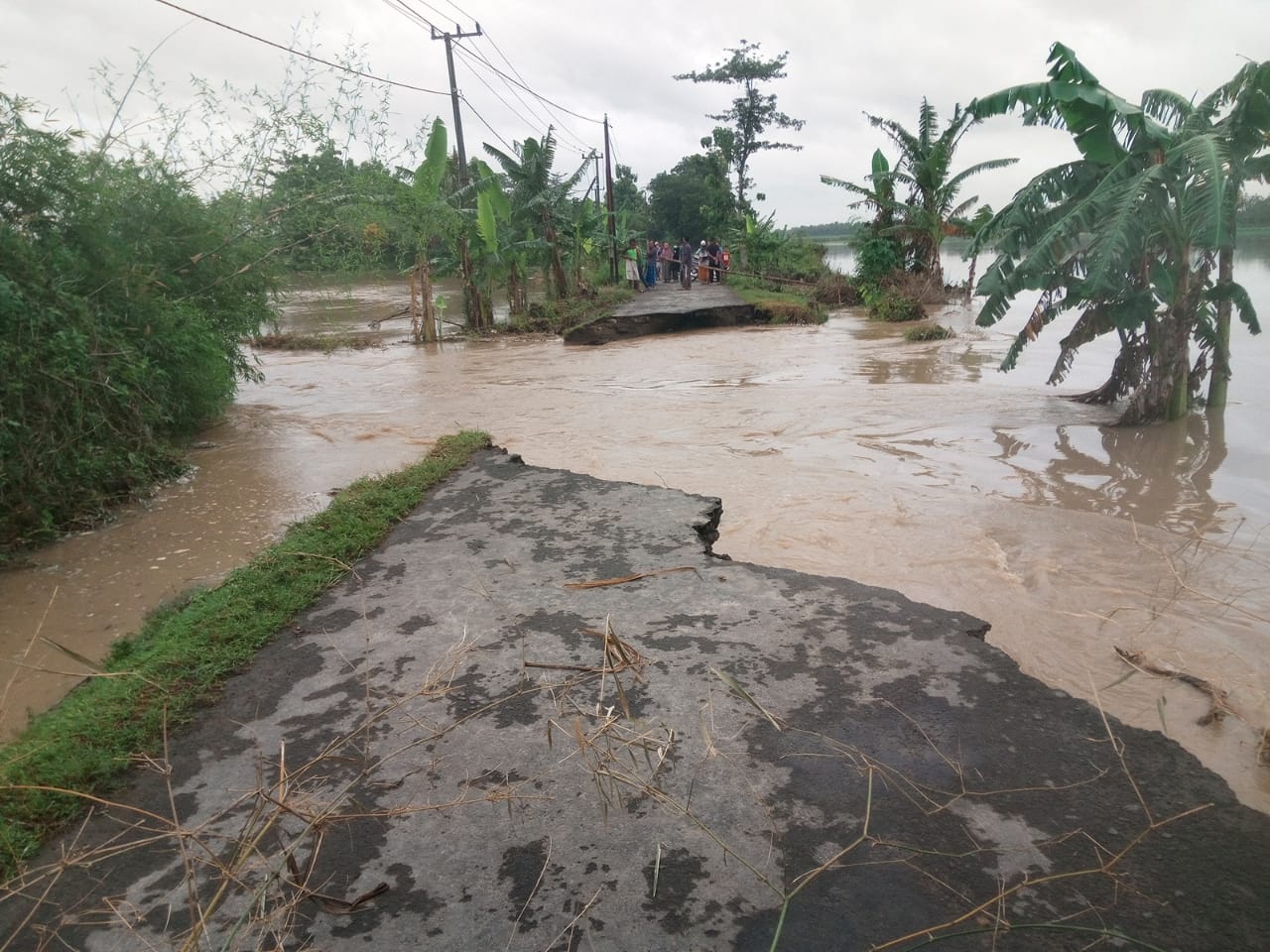 Jalan terputus akibat banjir di jombang