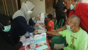 Pengobatan Gratis Korban Banjir Bandarkedungmulyo Jombang, Mbak Estu: Kesehatan Warga Lebih Utama