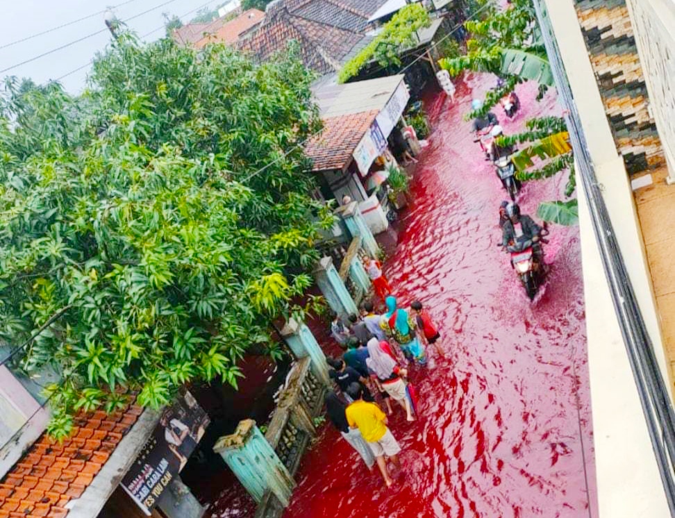Banjir warna merah di pekalongan
