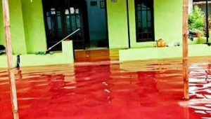 Heboh, Banjir Warna Merah di Pekalongan