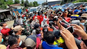 Menteri Sosial RI Tri Rismaharini Tinjau Banjir Bandarkedungmulyo Jombang
