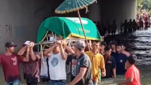 pemakaman warga banjir jombang
