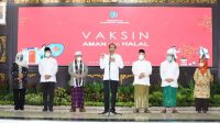 Presiden Jokowi Tinjau Vaksinasi Massal di Pendopo Jombang Menggunakan Vaksin AstraZeneca