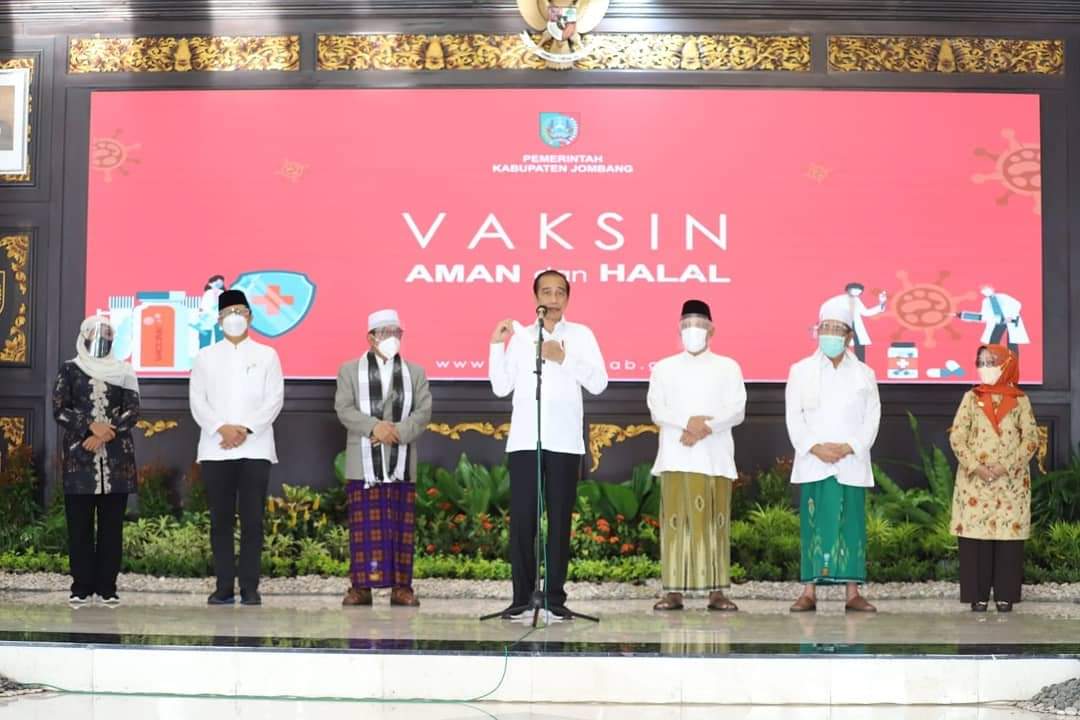 presiden Jokowi tinjau vaksinasi massal di jombang