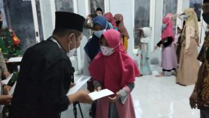 Pengurus Mushola Al Iklas Grand Permata Safir Mojongapit Jombang Berikan Santunan Anak Yatim